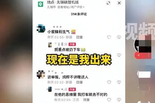 你小子偷袭？拉菲尼亚疑似抢罚莱万任意球，两人在场上喊话